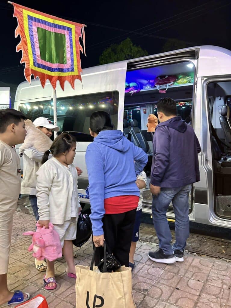 du khách tham quan núi bà châu đốc